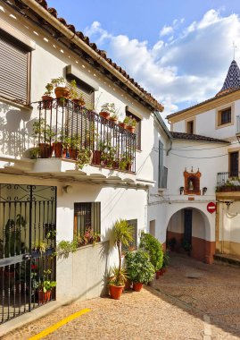 İspanya 'nın merkezindeki Caceres' deki Guadalupe köyünün sokağı.