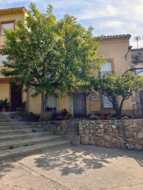 Bulutlu bir günde İspanya 'nın merkezindeki Extremadura' da Villanueva de la Vera Caddesi.