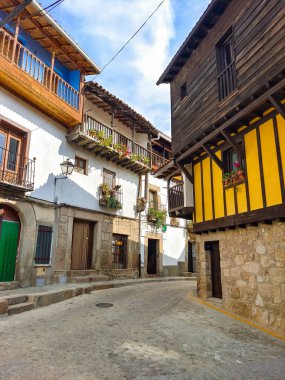 Bulutlu bir günde İspanya 'nın merkezindeki Extremadura' da Villanueva de la Vera Caddesi.