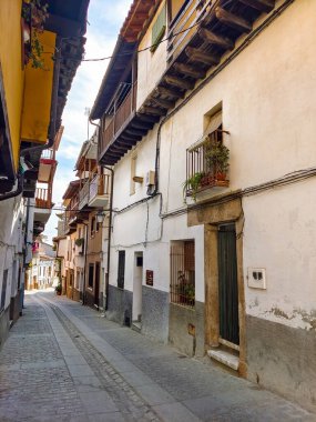 Bulutlu bir günde İspanya 'nın merkezindeki Extremadura' da Villanueva de la Vera Caddesi.
