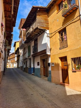 Bulutlu bir günde İspanya 'nın merkezindeki Extremadura' da Villanueva de la Vera Caddesi.