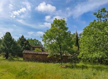 Villanueva de la Vera 'da manzara İspanya' nın merkezinde bulutlu bir günde