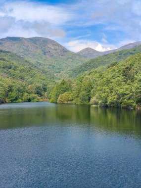 Nehir Cabezuela del Valle Extremadura 'da bulutlu bir günde