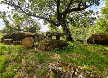 Villanueva de la Vera 'da manzara İspanya' nın merkezinde bulutlu bir günde
