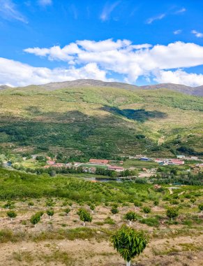 İspanya 'nın merkezindeki Jerte Vadisi' ndeki dağlar bulutlu bir günde