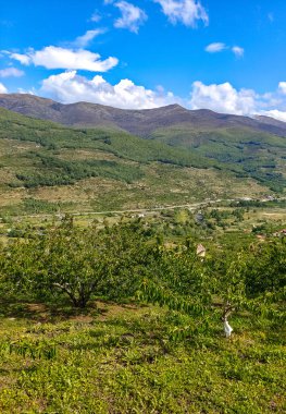 İspanya 'nın merkezindeki Jerte Vadisi' ndeki dağlar bulutlu bir günde