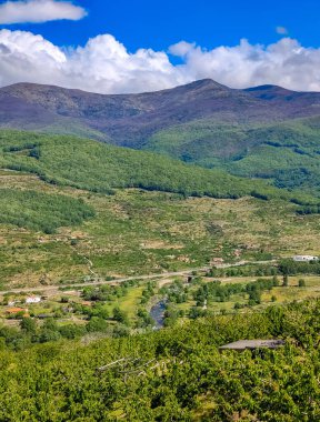 İspanya 'nın merkezindeki Jerte Vadisi' ndeki dağlar bulutlu bir günde