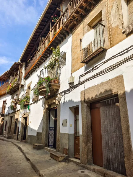 乌云密布的西班牙中部埃斯特雷马杜拉维拉街 — 图库照片