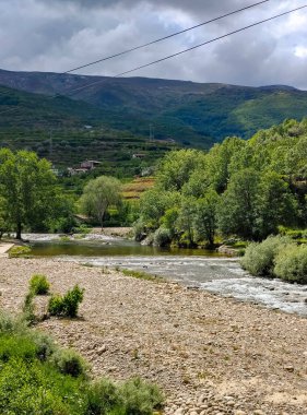 İspanya 'nın merkezindeki Jerte Vadisi' ndeki dağlar bulutlu bir günde