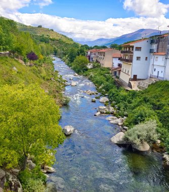 Bulutlu bir günde İspanya 'nın merkezindeki Jerte Vadisi' nde evler