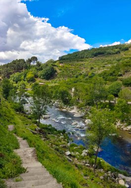 Nehir Cabezuela del Valle Extremadura 'da bulutlu bir günde