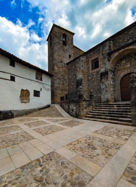 İspanya 'nın merkezindeki Extremadura' da Cabezuela del Valle Caddesi bulutlu bir günde