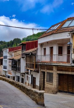 İspanya 'nın merkezindeki Extremadura' da Cabezuela del Valle Caddesi bulutlu bir günde