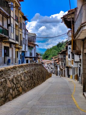 İspanya 'nın merkezindeki Extremadura' da Cabezuela del Valle Caddesi bulutlu bir günde