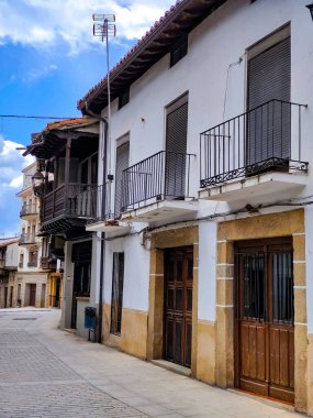 İspanya 'nın merkezindeki Extremadura' da Cabezuela del Valle Caddesi bulutlu bir günde