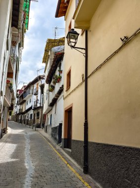 İspanya 'nın merkezindeki Extremadura' da Cabezuela del Valle Caddesi bulutlu bir günde