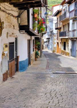 İspanya 'nın merkezindeki Extremadura' da Cabezuela del Valle Caddesi bulutlu bir günde