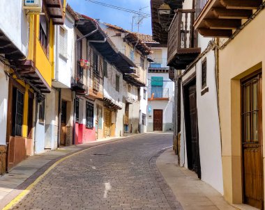 İspanya 'nın merkezindeki Extremadura' da Cabezuela del Valle Caddesi bulutlu bir günde