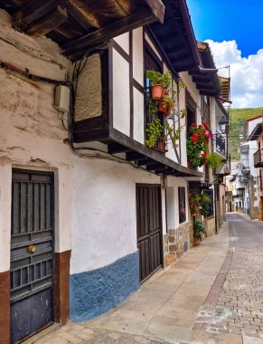 İspanya 'nın merkezindeki Extremadura' da Cabezuela del Valle Caddesi bulutlu bir günde