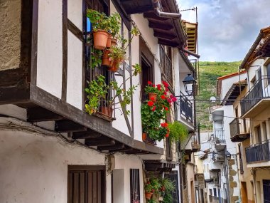 İspanya 'nın merkezindeki Extremadura' da bulutlu bir günde Cabezuela del Valle 'nin evleri