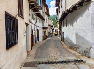 İspanya 'nın merkezindeki Extremadura' da Cabezuela del Valle Caddesi bulutlu bir günde