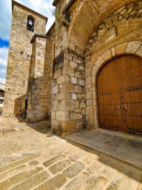 İspanya 'nın merkezindeki Extremadura' da Cabezuela del Valle Caddesi bulutlu bir günde
