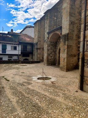 İspanya 'nın merkezindeki Extremadura' da Cabezuela del Valle Caddesi bulutlu bir günde
