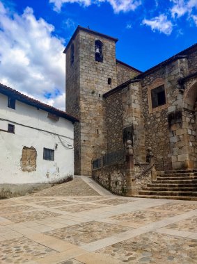 İspanya 'nın merkezindeki Extremadura' da Cabezuela del Valle Caddesi bulutlu bir günde