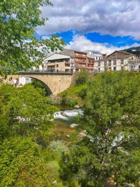 Bulutlu bir günde İspanya 'nın merkezindeki Extremadura' daki Cabezuela del Valle 'deki evler