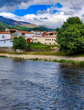 Bulutlu bir günde İspanya 'nın merkezindeki Extremadura' daki Cabezuela del Valle 'deki evler