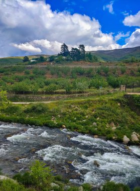 Nehir Cabezuela del Valle Extremadura 'da bulutlu bir günde