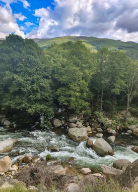 Nehir Cabezuela del Valle Extremadura 'da bulutlu bir günde