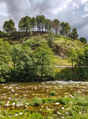 Nehir Cabezuela del Valle Extremadura 'da bulutlu bir günde