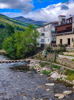 Bulutlu bir günde İspanya 'nın merkezindeki Extremadura' daki Cabezuela del Valle 'deki evler