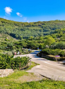 Güneşli bir günde İspanya 'nın merkezindeki Jerte vadisinde dağlar