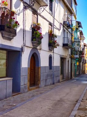 Pasaron delValle Caddesi, Extremadura, İspanya 'nın merkezinde güneşli bir günde