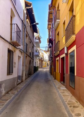 Pasaron delValle Caddesi, Extremadura, İspanya 'nın merkezinde güneşli bir günde
