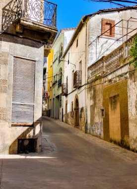 Pasaron delValle Caddesi, Extremadura, İspanya 'nın merkezinde güneşli bir günde