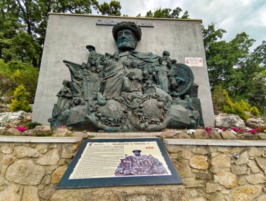 Caucos de Yuste, İspanya-Mayıs 2023. İspanya Kralı V. Carlos 'un heykeli İspanya' nın merkezindeki manastırın dışında.