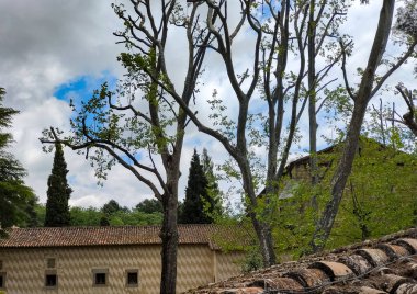 Bulutlu bir günde İspanya 'nın merkezindeki Cuacos de Yuste' deki San Jeronimo Manastırı 'nın dışında. Orada İmparator V. Carlos yaşardı..