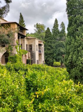 Bulutlu bir günde İspanya 'nın merkezindeki Cuacos de Yuste' deki San Jeronimo Manastırı 'nın dışında. Orada İmparator V. Carlos yaşardı..