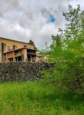 Bulutlu bir günde İspanya 'nın merkezindeki Cuacos de Yuste' deki San Jeronimo Manastırı 'nın dışında. Orada İmparator V. Carlos yaşardı..