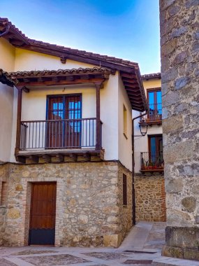 İspanya 'nın merkezindeki Extremadura' da Cabezuela del Valle Caddesi bulutlu bir günde