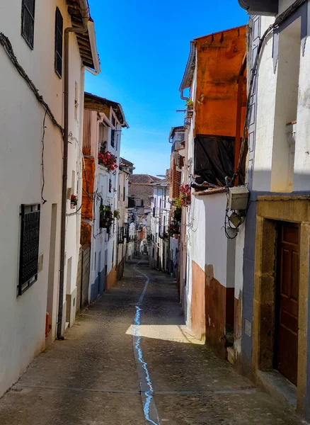 晴れた日にスペインの中心部のエストレマドゥーラ州のパサロン ヴァレ通り — ストック写真
