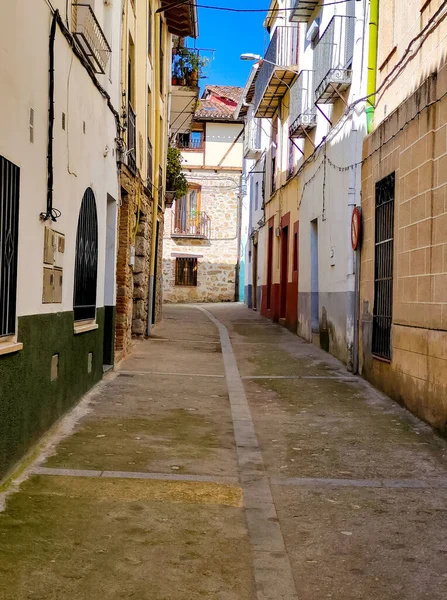 Pasaron delValle Caddesi, Extremadura, İspanya 'nın merkezinde güneşli bir günde