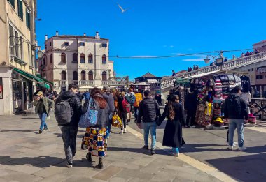 Venedik, İtalya - Nisan 2023. Güneşli bir günde Venedik sokaklarında yürüyen bir turist..