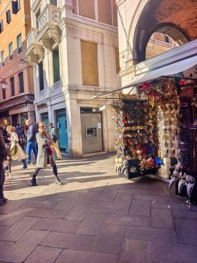 Venedik, İtalya - Nisan 2023. Güneşli bir günde Venedik sokaklarında yürüyen bir turist..