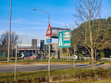 Efendi İtalya - Nisan 2023. Kuzey İtalya 'da ağaçlarla kaplı yollar güneşli bir günde