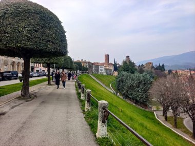 Bassano del Grappa, İtalya - Nisan 2023. Kuzey İtalya 'da Bassano del Grappa sokaklarında turistler