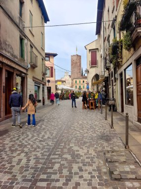 Bassano del Grappa, İtalya - Nisan 2023. Kuzey İtalya 'da Bassano del Grappa sokaklarında turistler